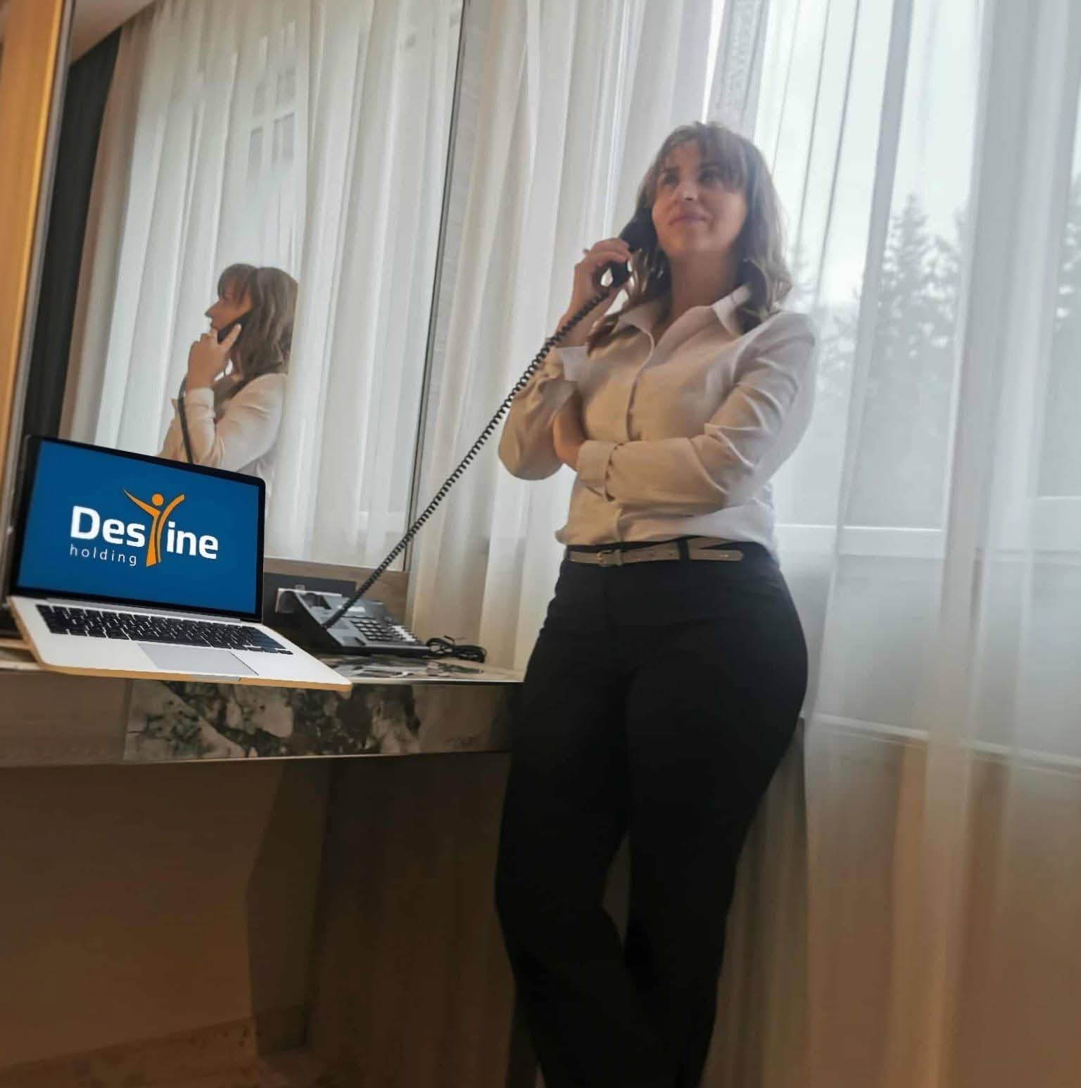 Claudia Gârz în biroul Destine din Deva